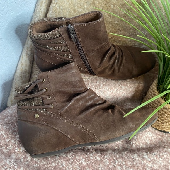 Baretraps Peanut Brown Ankle Booties 